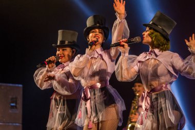 ODESSA, UKRAINE - 17 Mart 2019: Bright Music Show FREEDOM JAZZ. Parlak bir müzikal caz gösterisinde sahnede güzel bir kadın caz grubu. Erotik bir müzikal performansıyla sahnede seksi kadın müzisyenler.