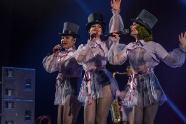 ODESSA, UKRAINE - 17 Mart 2019: Bright Music Show FREEDOM JAZZ. Parlak bir müzikal caz gösterisinde sahnede güzel bir kadın caz grubu. Erotik bir müzikal performansıyla sahnede seksi kadın müzisyenler.