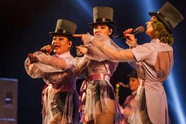 ODESSA, UKRAINE - 17 Mart 2019: Bright Music Show FREEDOM JAZZ. Parlak bir müzikal caz gösterisinde sahnede güzel bir kadın caz grubu. Erotik bir müzikal performansıyla sahnede seksi kadın müzisyenler.
