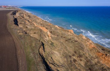 Dağ heyelan çevreye tehlikeli bir alanda. Zemin, büyük kir tabakalarının kökenli büyük boşlukta. Ölümcül tehlike, heyelan Dağı. Toprak erozyonu çığ. Dik sahil, çatlamak