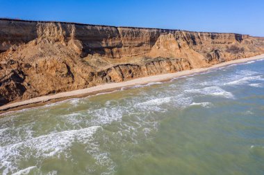 Dağ heyelan çevreye tehlikeli bir alanda. Zemin, büyük kir tabakalarının kökenli büyük boşlukta. Ölümcül tehlike, heyelan Dağı. Toprak erozyonu çığ. Dik sahil, çatlamak