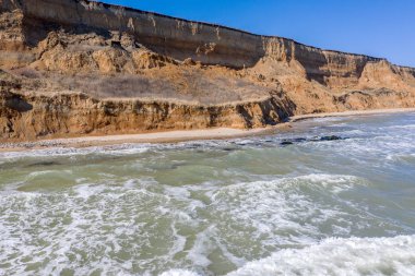 Dağ heyelan çevreye tehlikeli bir alanda. Zemin, büyük kir tabakalarının kökenli büyük boşlukta. Ölümcül tehlike, heyelan Dağı. Toprak erozyonu çığ. Dik sahil, çatlamak