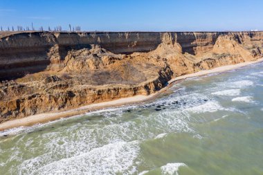 Dağ heyelan çevreye tehlikeli bir alanda. Zemin, büyük kir tabakalarının kökenli büyük boşlukta. Ölümcül tehlike, heyelan Dağı. Toprak erozyonu çığ. Dik sahil, çatlamak
