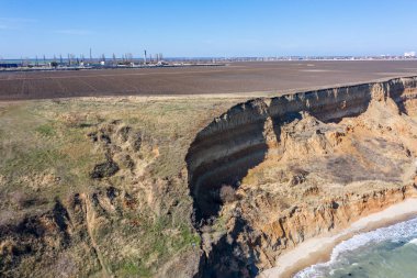 Dağ heyelan çevreye tehlikeli bir alanda. Zemin, büyük kir tabakalarının kökenli büyük boşlukta. Ölümcül tehlike, heyelan Dağı. Toprak erozyonu çığ. Dik sahil, çatlamak