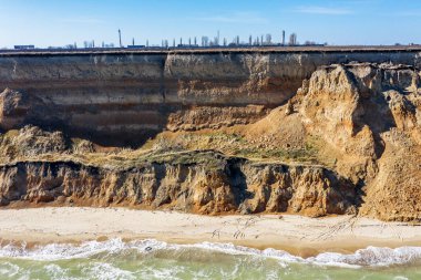 Dağ heyelan çevreye tehlikeli bir alanda. Zemin, büyük kir tabakalarının kökenli büyük boşlukta. Ölümcül tehlike, heyelan Dağı. Toprak erozyonu çığ. Dik sahil, çatlamak