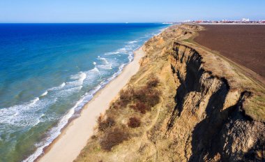 Dağ heyelan çevreye tehlikeli bir alanda. Zemin, büyük kir tabakalarının kökenli büyük boşlukta. Ölümcül tehlike, heyelan Dağı. Toprak erozyonu çığ. Dik sahil, çatlamak