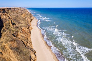 Dağ heyelan çevreye tehlikeli bir alanda. Zemin, büyük kir tabakalarının kökenli büyük boşlukta. Ölümcül tehlike, heyelan Dağı. Toprak erozyonu çığ. Dik sahil, çatlamak