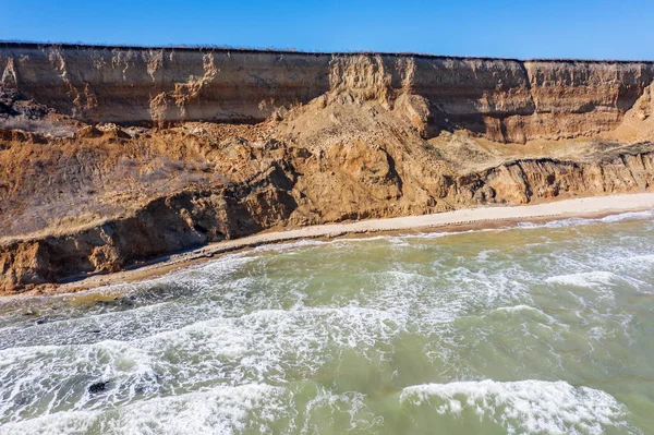 Dağ heyelan çevreye tehlikeli bir alanda. Zemin, büyük kir tabakalarının kökenli büyük boşlukta. Ölümcül tehlike, heyelan Dağı. Toprak erozyonu çığ. Dik sahil, çatlamak