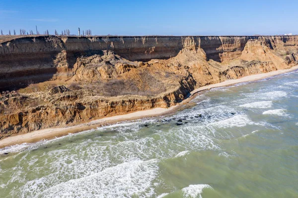Dağ heyelan çevreye tehlikeli bir alanda. Zemin, büyük kir tabakalarının kökenli büyük boşlukta. Ölümcül tehlike, heyelan Dağı. Toprak erozyonu çığ. Dik sahil, çatlamak