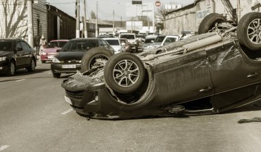 Odessa, Ukrayna 19 Mart 2019: trafik kazası sonra kırık araba takla ve yolda çatıda o diğer otomobil sürücüsü uzandı. Dikkatsiz sürüş, kuralları çiğnemek ve yolda hız kavramı
