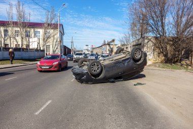 Odessa, Ukrayna 19 Mart 2019: trafik kazası sonra kırık araba takla ve yolda çatıda o diğer otomobil sürücüsü uzandı. Dikkatsiz sürüş, kuralları çiğnemek ve yolda hız kavramı
