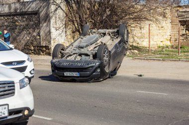 Odessa, Ukrayna 19 Mart 2019: trafik kazası sonra kırık araba takla ve yolda çatıda o diğer otomobil sürücüsü uzandı. Dikkatsiz sürüş, kuralları çiğnemek ve yolda hız kavramı
