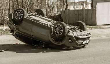 Odessa, Ukrayna 19 Mart 2019: trafik kazası sonra kırık araba takla ve yolda çatıda o diğer otomobil sürücüsü uzandı. Dikkatsiz sürüş, kuralları çiğnemek ve yolda hız kavramı