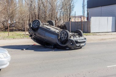Odessa, Ukrayna 19 Mart 2019: trafik kazası sonra kırık araba takla ve yolda çatıda o diğer otomobil sürücüsü uzandı. Dikkatsiz sürüş, kuralları çiğnemek ve yolda hız kavramı