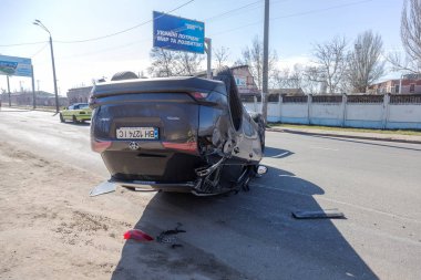 Odessa, Ukrayna 19 Mart 2019: trafik kazası sonra kırık araba takla ve yolda çatıda o diğer otomobil sürücüsü uzandı. Dikkatsiz sürüş, kuralları çiğnemek ve yolda hız kavramı