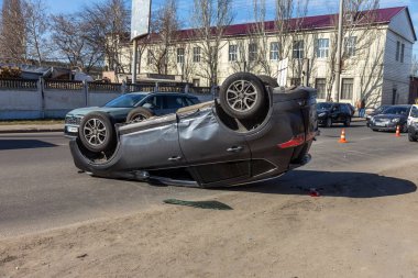 Odessa, Ukrayna 19 Mart 2019: trafik kazası sonra kırık araba takla ve yolda çatıda o diğer otomobil sürücüsü uzandı. Dikkatsiz sürüş, kuralları çiğnemek ve yolda hız kavramı