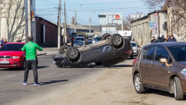 Odessa, Ukrayna 19 Mart 2019: trafik kazası sonra kırık araba takla ve yolda çatıda o diğer otomobil sürücüsü uzandı. Dikkatsiz sürüş, kuralları çiğnemek ve yolda hız kavramı