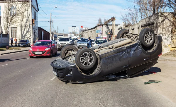 オデッサ ウクライナ 2019 車事故の後は 壊れた車が横転して道路上の屋根の上 他の車のドライブを置きます 不注意な運転 規則を破って 道路上の高速化の概念 — ストック写真