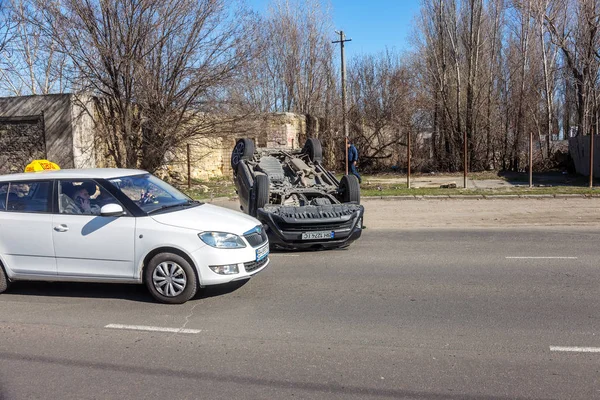 オデッサ ウクライナ 2019 車事故の後は 壊れた車が横転して道路上の屋根の上 他の車のドライブを置きます 不注意な運転 規則を破って 道路上の高速化の概念 — ストック写真