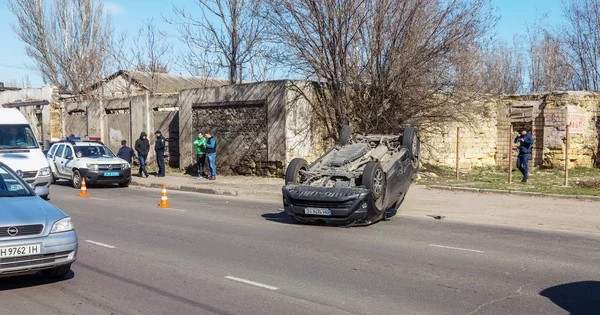 2019年3月19日 乌克兰奥德萨 车祸发生后 破车翻车 躺在其他汽车行驶的道路上的车顶上 粗心驾驶 违反规则 超速的概念 — 图库照片