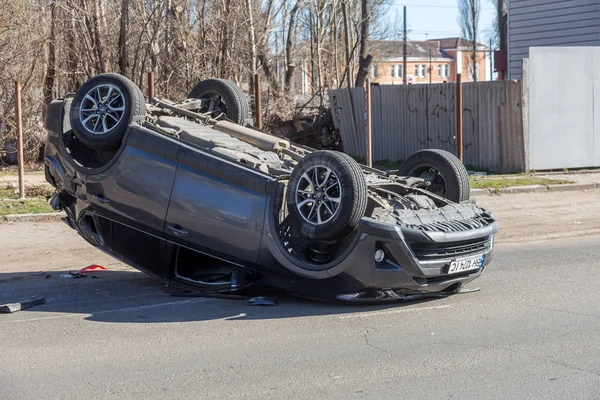 オデッサ ウクライナ 2019 車事故の後は 壊れた車が横転して道路上の屋根の上 他の車のドライブを置きます 不注意な運転 規則を破って 道路上の高速化の概念 — ストック写真
