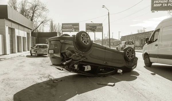 2019年3月19日 乌克兰奥德萨 车祸发生后 破车翻车 躺在其他汽车行驶的道路上的车顶上 粗心驾驶 违反规则 超速的概念 — 图库照片