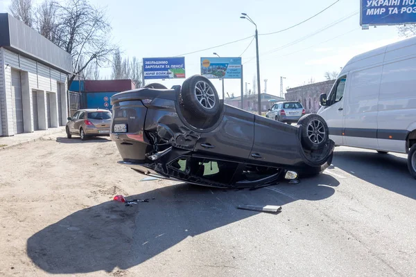 2019年3月19日 乌克兰奥德萨 车祸发生后 破车翻车 躺在其他汽车行驶的道路上的车顶上 粗心驾驶 违反规则 超速的概念 — 图库照片