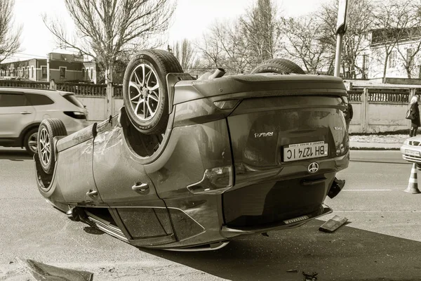 Odessa Ukraina Marca 2019 Wypadku Samochodowym Uszkodzony Samochód Przewrócił Położył — Zdjęcie stockowe