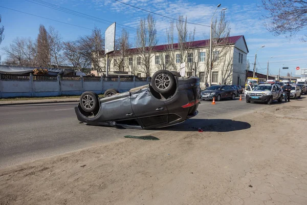 Odessa, Ukrayna 19 Mart 2019: trafik kazası sonra kırık araba takla ve yolda çatıda o diğer otomobil sürücüsü uzandı. Dikkatsiz sürüş, kuralları çiğnemek ve yolda hız kavramı