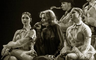 ODESSA, UKRAINE - 17 Mart 2019: Bright Music Show FREEDOM JAZZ. Parlak bir müzikal caz gösterisinde sahnede güzel bir kadın caz grubu. Erotik bir müzikal performansıyla sahnede seksi kadın müzisyenler.