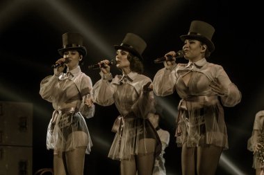 ODESSA, UKRAINE - 17 Mart 2019: Bright Music Show FREEDOM JAZZ. Parlak bir müzikal caz gösterisinde sahnede güzel bir kadın caz grubu. Erotik bir müzikal performansıyla sahnede seksi kadın müzisyenler.