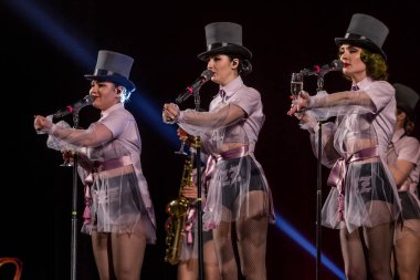 ODESSA, UKRAINE - 17 Mart 2019: Bright Music Show FREEDOM JAZZ. Parlak bir müzikal caz gösterisinde sahnede güzel bir kadın caz grubu. Erotik bir müzikal performansıyla sahnede seksi kadın müzisyenler.