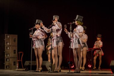 ODESSA, UKRAINE - 17 Mart 2019: Bright Music Show FREEDOM JAZZ. Parlak bir müzikal caz gösterisinde sahnede güzel bir kadın caz grubu. Erotik bir müzikal performansıyla sahnede seksi kadın müzisyenler.