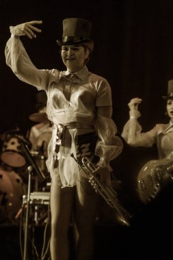 ODESSA, UKRAINE - 17 Mart 2019: Bright Music Show FREEDOM JAZZ. Parlak bir müzikal caz gösterisinde sahnede güzel bir kadın caz grubu. Erotik bir müzikal performansıyla sahnede seksi kadın müzisyenler.