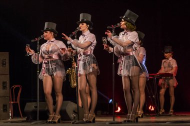 ODESSA, UKRAINE - 17 Mart 2019: Bright Music Show FREEDOM JAZZ. Parlak bir müzikal caz gösterisinde sahnede güzel bir kadın caz grubu. Erotik bir müzikal performansıyla sahnede seksi kadın müzisyenler.
