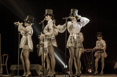 ODESSA, UKRAINE - 17 Mart 2019: Bright Music Show FREEDOM JAZZ. Parlak bir müzikal caz gösterisinde sahnede güzel bir kadın caz grubu. Erotik bir müzikal performansıyla sahnede seksi kadın müzisyenler.