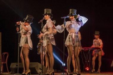 ODESSA, UKRAINE - 17 Mart 2019: Bright Music Show FREEDOM JAZZ. Parlak bir müzikal caz gösterisinde sahnede güzel bir kadın caz grubu. Erotik bir müzikal performansıyla sahnede seksi kadın müzisyenler.