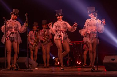 ODESSA, UKRAINE - 17 Mart 2019: Bright Music Show FREEDOM JAZZ. Parlak bir müzikal caz gösterisinde sahnede güzel bir kadın caz grubu. Erotik bir müzikal performansıyla sahnede seksi kadın müzisyenler.