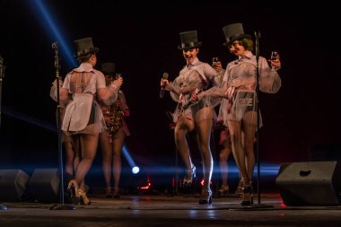 ODESSA, UKRAINE - 17 Mart 2019: Bright Music Show FREEDOM JAZZ. Parlak bir müzikal caz gösterisinde sahnede güzel bir kadın caz grubu. Erotik bir müzikal performansıyla sahnede seksi kadın müzisyenler.