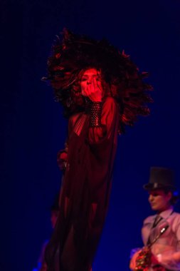 ODESSA, UKRAINE - 17 Mart 2019: Bright Music Show FREEDOM JAZZ. Parlak bir müzikal caz gösterisinde sahnede güzel bir kadın caz grubu. Erotik bir müzikal performansıyla sahnede seksi kadın müzisyenler.