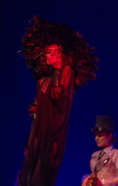 ODESSA, UKRAINE - 17 Mart 2019: Bright Music Show FREEDOM JAZZ. Parlak bir müzikal caz gösterisinde sahnede güzel bir kadın caz grubu. Erotik bir müzikal performansıyla sahnede seksi kadın müzisyenler.