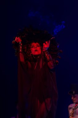 ODESSA, UKRAINE - 17 Mart 2019: Bright Music Show FREEDOM JAZZ. Parlak bir müzikal caz gösterisinde sahnede güzel bir kadın caz grubu. Erotik bir müzikal performansıyla sahnede seksi kadın müzisyenler.