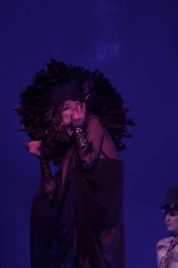 ODESSA, UKRAINE - 17 Mart 2019: Bright Music Show FREEDOM JAZZ. Parlak bir müzikal caz gösterisinde sahnede güzel bir kadın caz grubu. Erotik bir müzikal performansıyla sahnede seksi kadın müzisyenler.