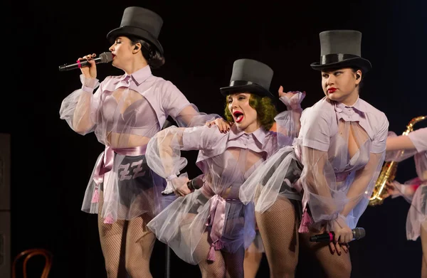 ODESSA, UKRAINE - 17 Mart 2019: Bright Music Show FREEDOM JAZZ. Parlak bir müzikal caz gösterisinde sahnede güzel bir kadın caz grubu. Erotik bir müzikal performansıyla sahnede seksi kadın müzisyenler.