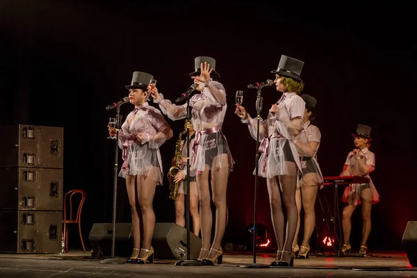 ODESSA, UKRAINE - 17 Mart 2019: Bright Music Show FREEDOM JAZZ. Parlak bir müzikal caz gösterisinde sahnede güzel bir kadın caz grubu. Erotik bir müzikal performansıyla sahnede seksi kadın müzisyenler.