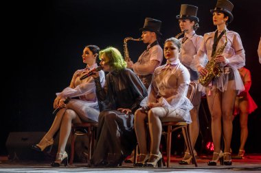 ODESSA, UKRAINE - 17 Mart 2019: Bright Music Show FREEDOM JAZZ. Parlak bir müzikal caz gösterisinde sahnede güzel bir kadın caz grubu. Erotik bir müzikal performansıyla sahnede seksi kadın müzisyenler.