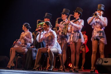 ODESSA, UKRAINE - 17 Mart 2019: Bright Music Show FREEDOM JAZZ. Parlak bir müzikal caz gösterisinde sahnede güzel bir kadın caz grubu. Erotik bir müzikal performansıyla sahnede seksi kadın müzisyenler.
