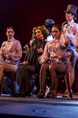 ODESSA, UKRAINE - 17 Mart 2019: Bright Music Show FREEDOM JAZZ. Parlak bir müzikal caz gösterisinde sahnede güzel bir kadın caz grubu. Erotik bir müzikal performansıyla sahnede seksi kadın müzisyenler.