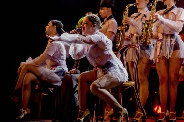 ODESSA, UKRAINE - 17 Mart 2019: Bright Music Show FREEDOM JAZZ. Parlak bir müzikal caz gösterisinde sahnede güzel bir kadın caz grubu. Erotik bir müzikal performansıyla sahnede seksi kadın müzisyenler.