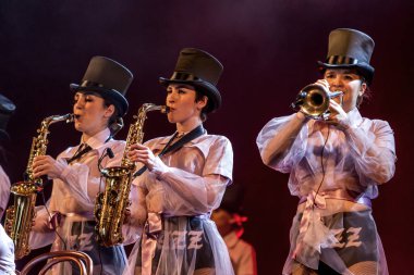 ODESSA, UKRAINE - 17 Mart 2019: Bright Music Show FREEDOM JAZZ. Parlak bir müzikal caz gösterisinde sahnede güzel bir kadın caz grubu. Erotik bir müzikal performansıyla sahnede seksi kadın müzisyenler.